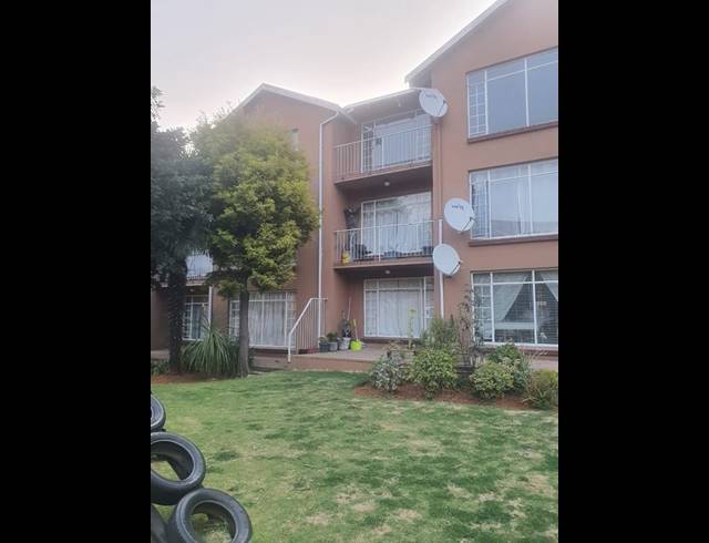 2 BEDROOM APARTMENT FOR SALE IN FLORIDA LAKE